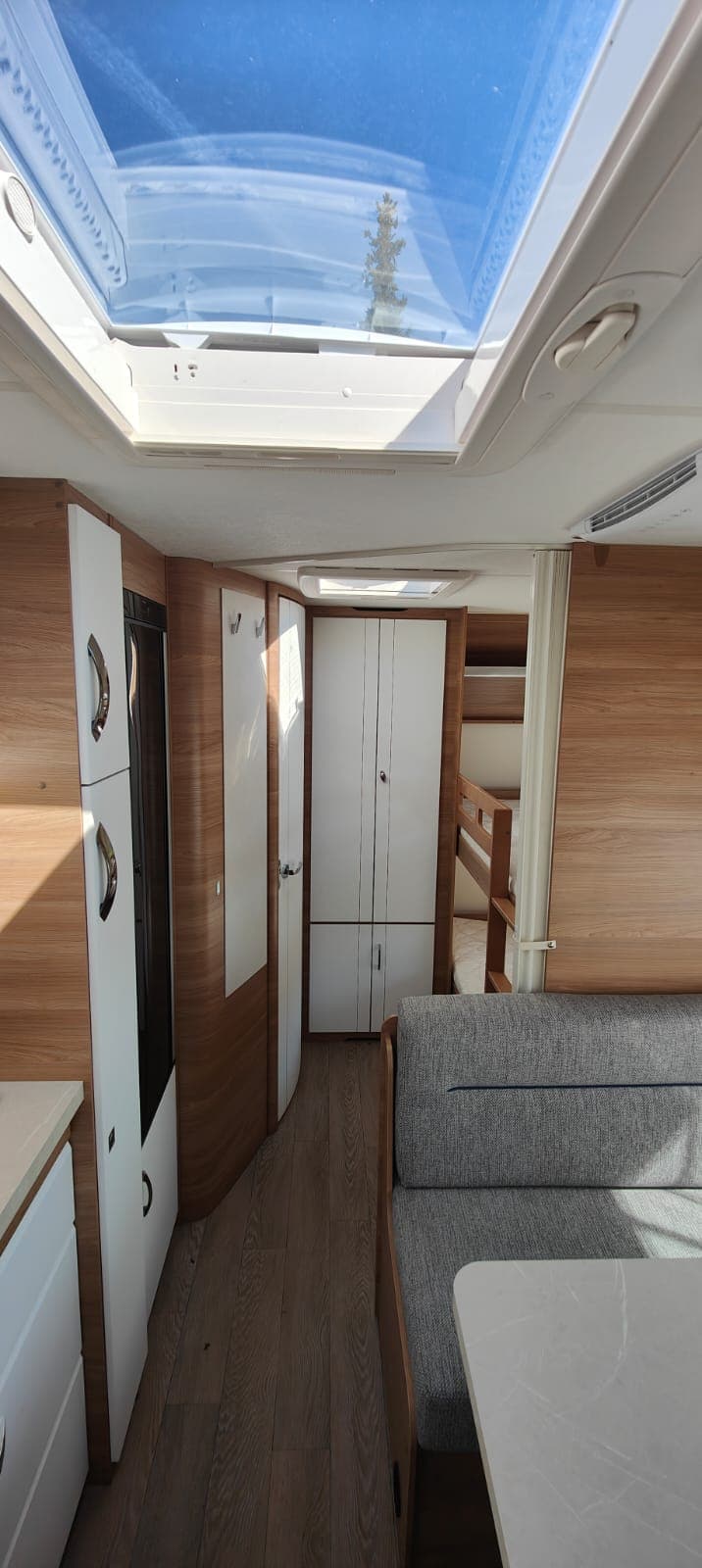 Wnętrze przyczepy Hobby 545 KMF widok od wejścia