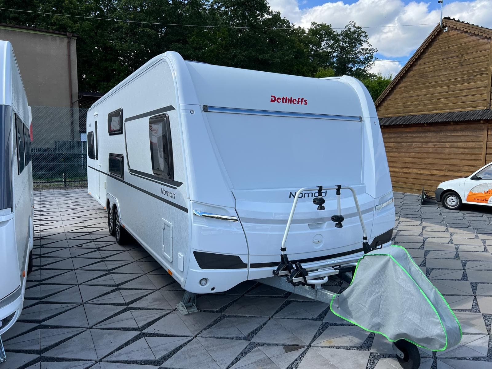 Przód lewy przyczepy Dethleffs Nomad 730 FKR