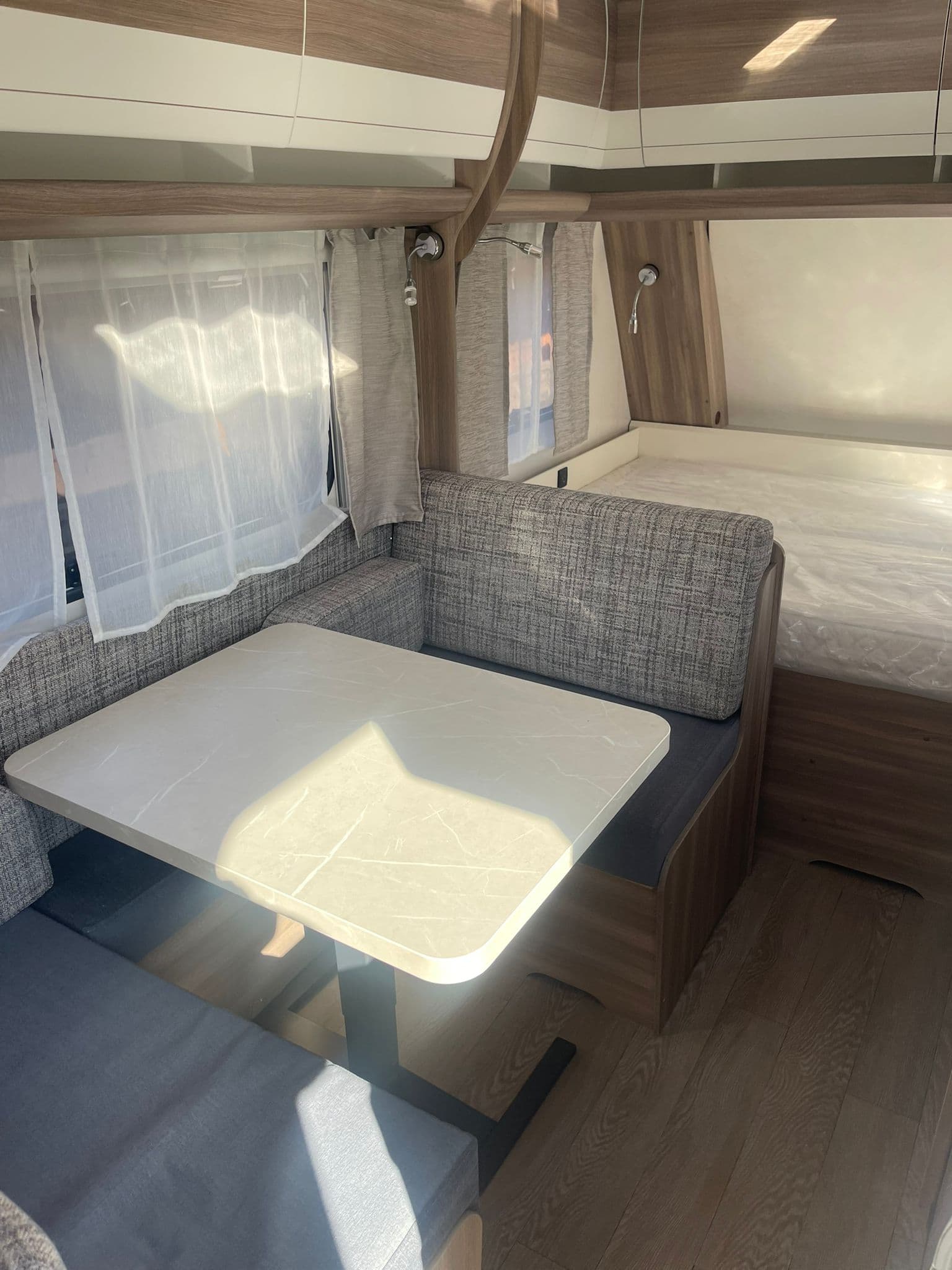 Strefa wypoczynkowa w przyczepie Hobby 470 KMF