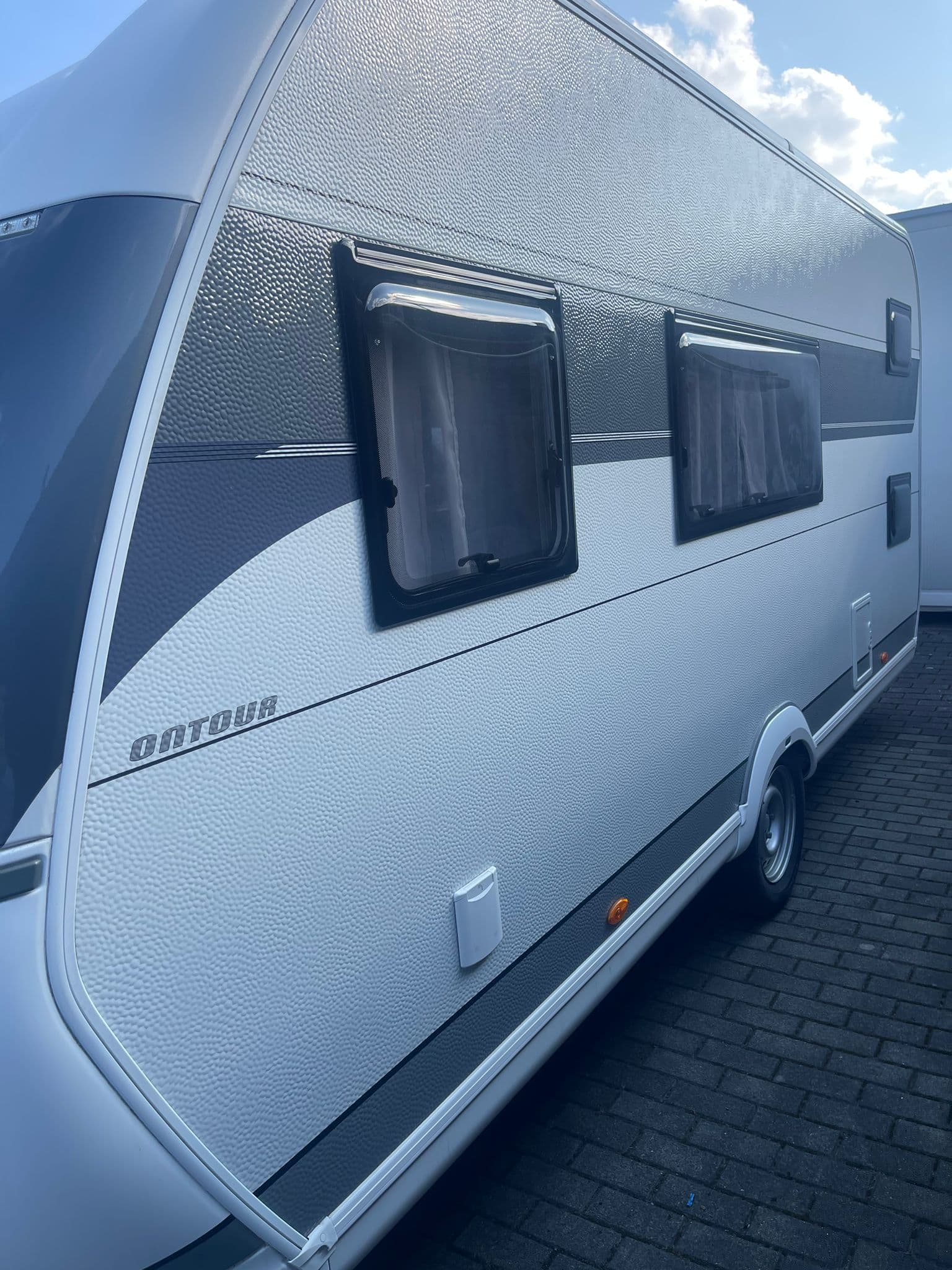 Lewy przód przyczepy Hobby 470 KMF