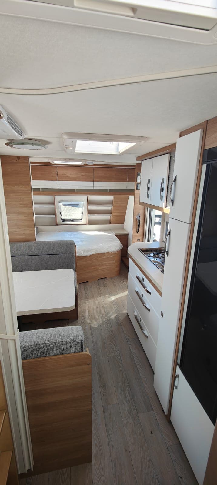 Wnętrze przyczepy Hobby 545 KMF z kuchnią i miejscem do spania