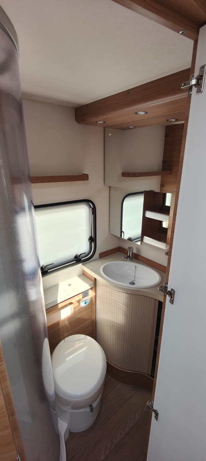 Łazienka z umywalką w przyczepie Hobby 545 KMF