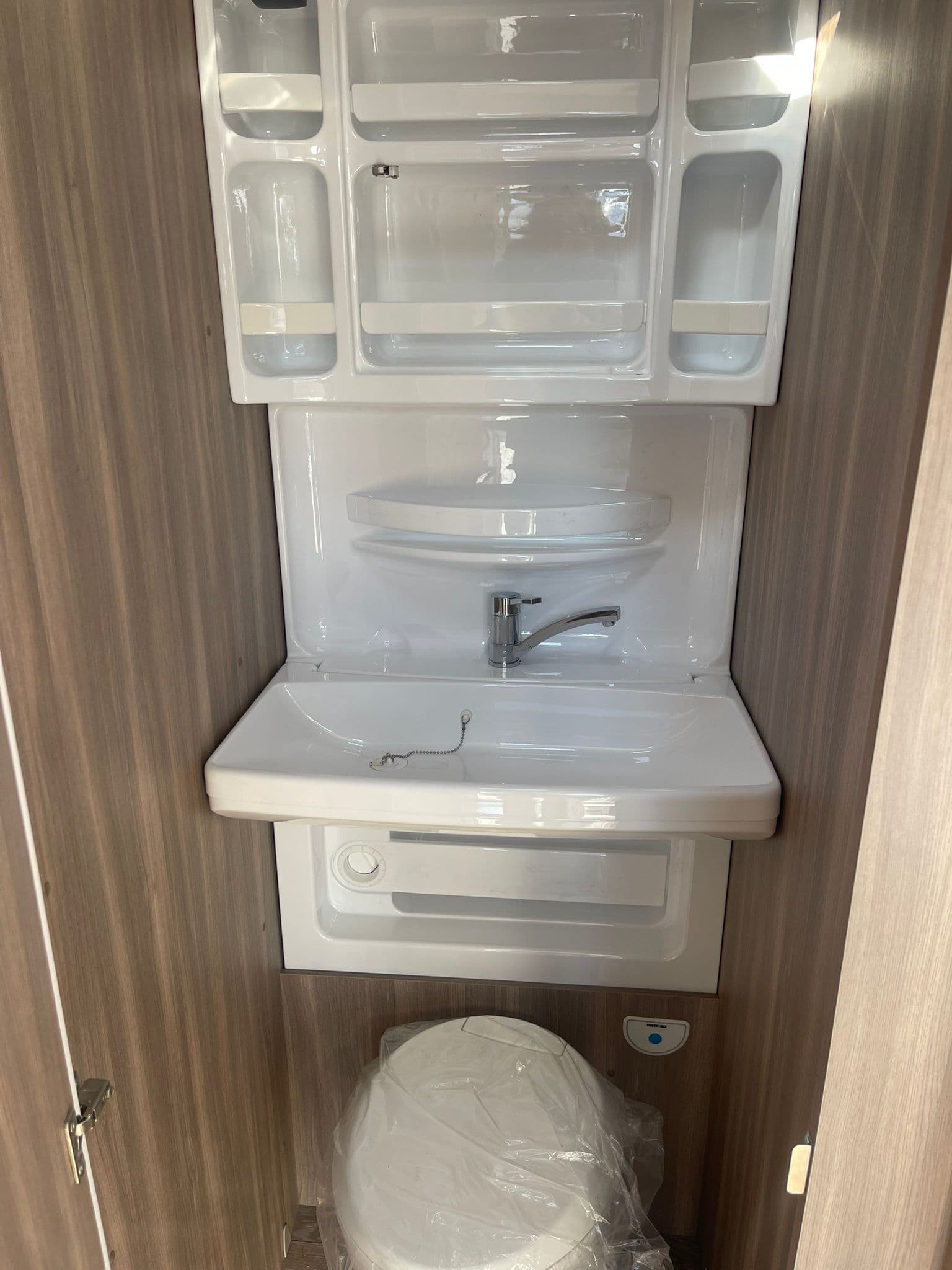 Łazienka z umywalką w przyczepie Hobby 470 KMF