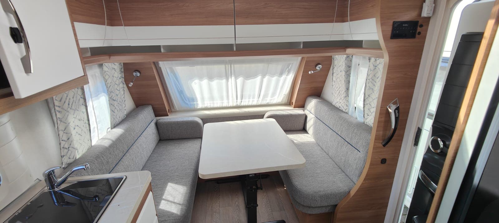 Strefa wypoczynkowa i jadalnia w przyczepie Hobby Prestige 560 WFU