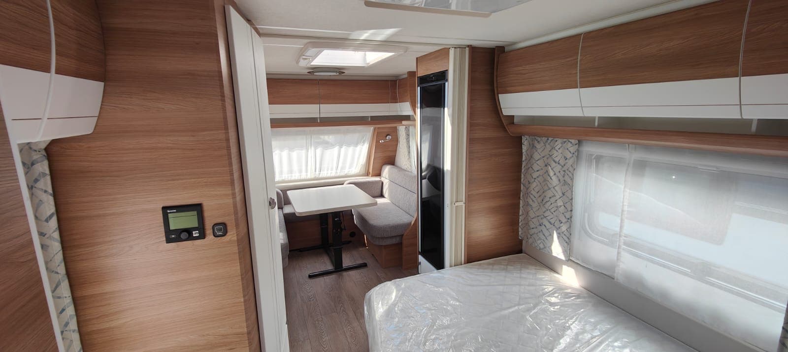 Wnętrze przyczepy Hobby Prestige 560 WFU widok od wejścia