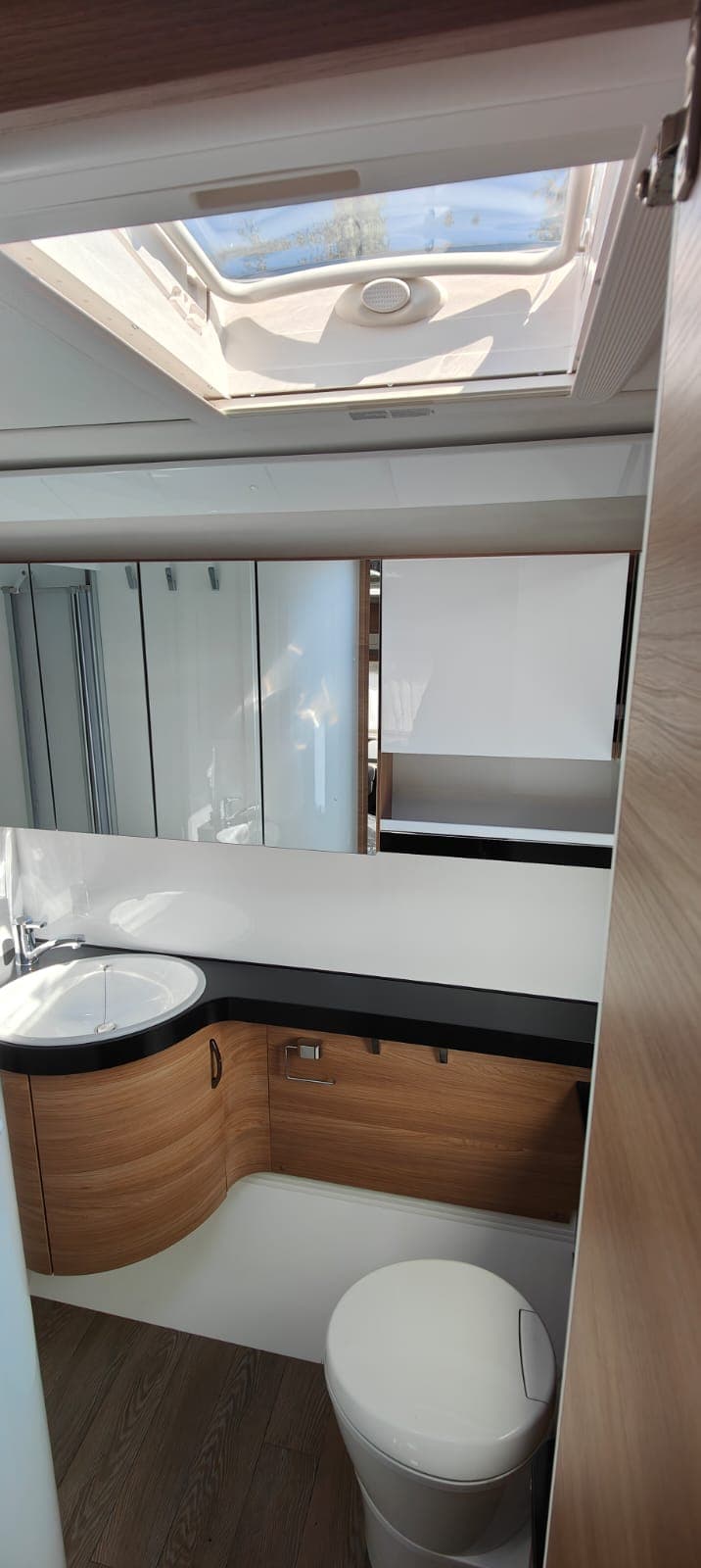 Łazienka z umywalką w przyczepie Hobby Prestige 560 WFU