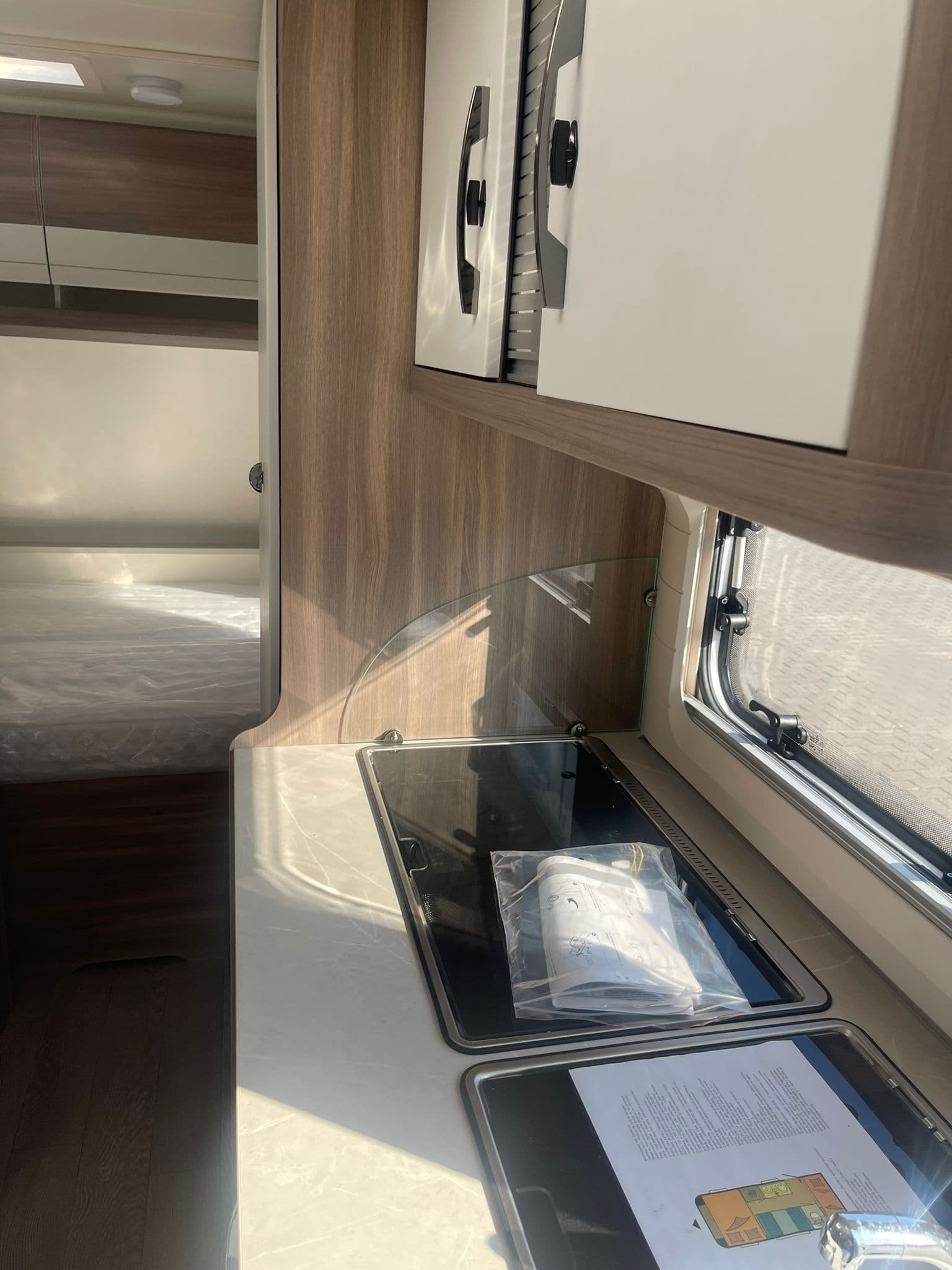 Kuchnia i wnętrze przyczepy Hobby 470 KMF