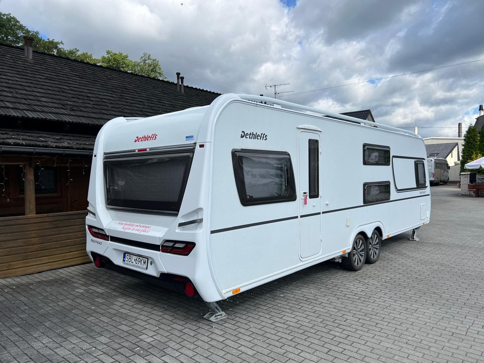 Tył prawy przyczepy Dethleffs Nomad 730 FKR