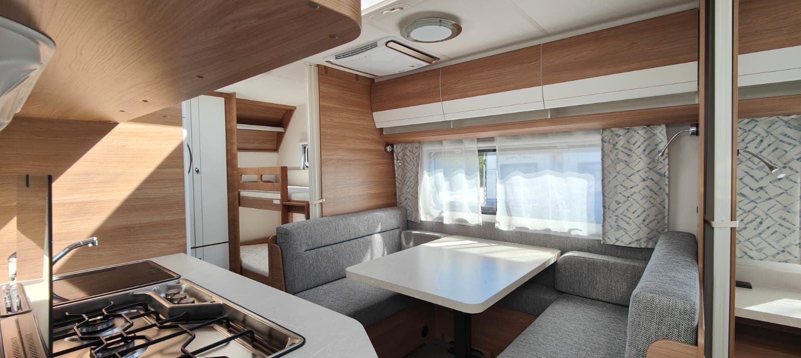 Strefa wypoczynkowa i jadalnia w przyczepie Hobby 545 KMF
