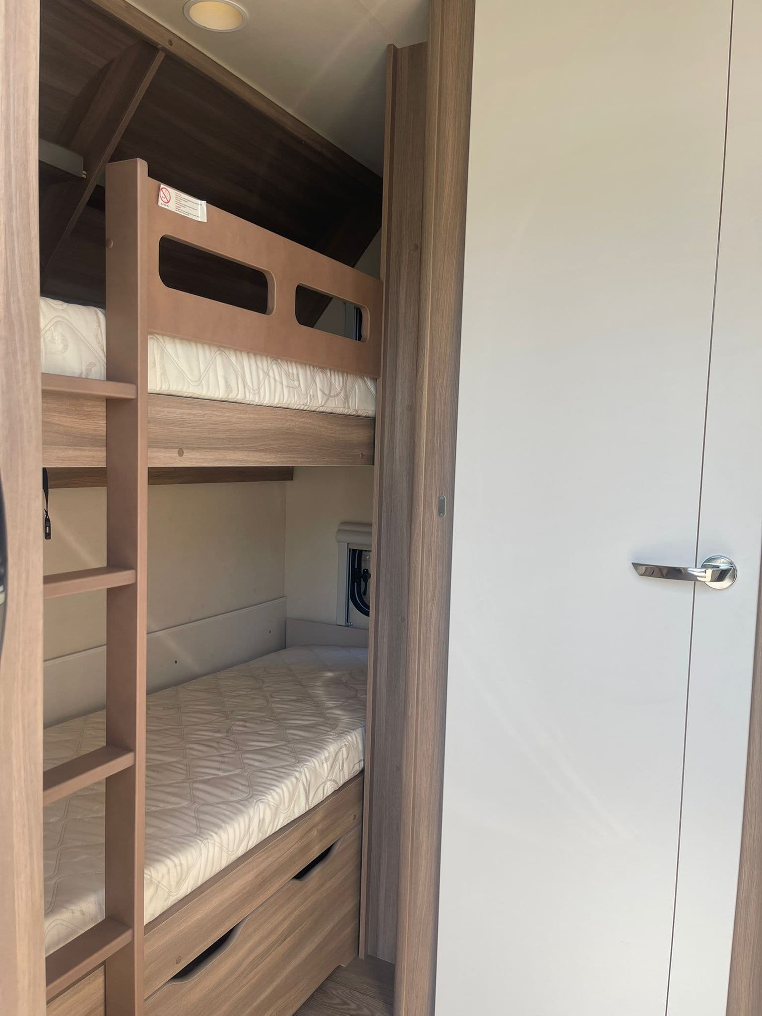 Łóżka piętrowe w przyczepie Hobby 470 KMF