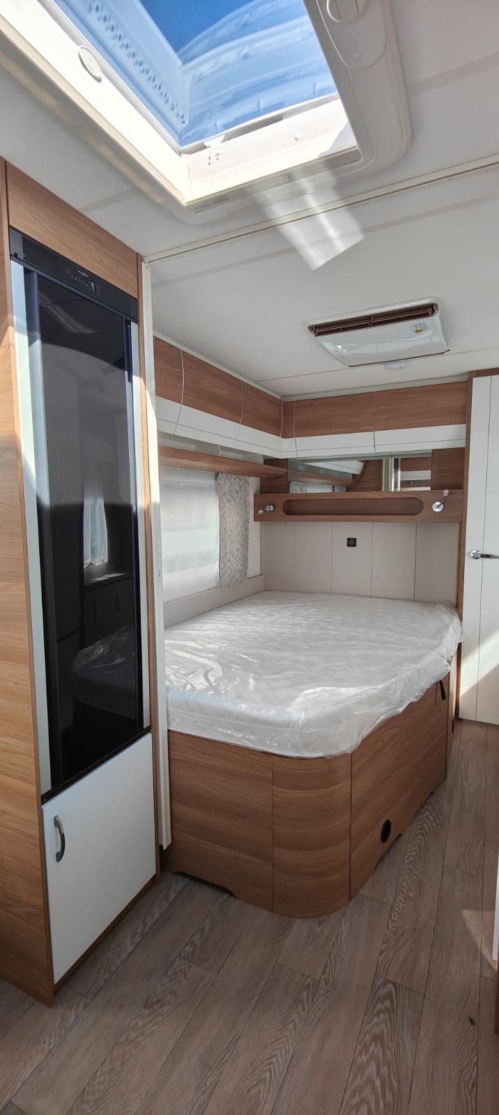 Sypialnia w przyczepie Hobby Prestige 560 WFU z dużym łóżkiem