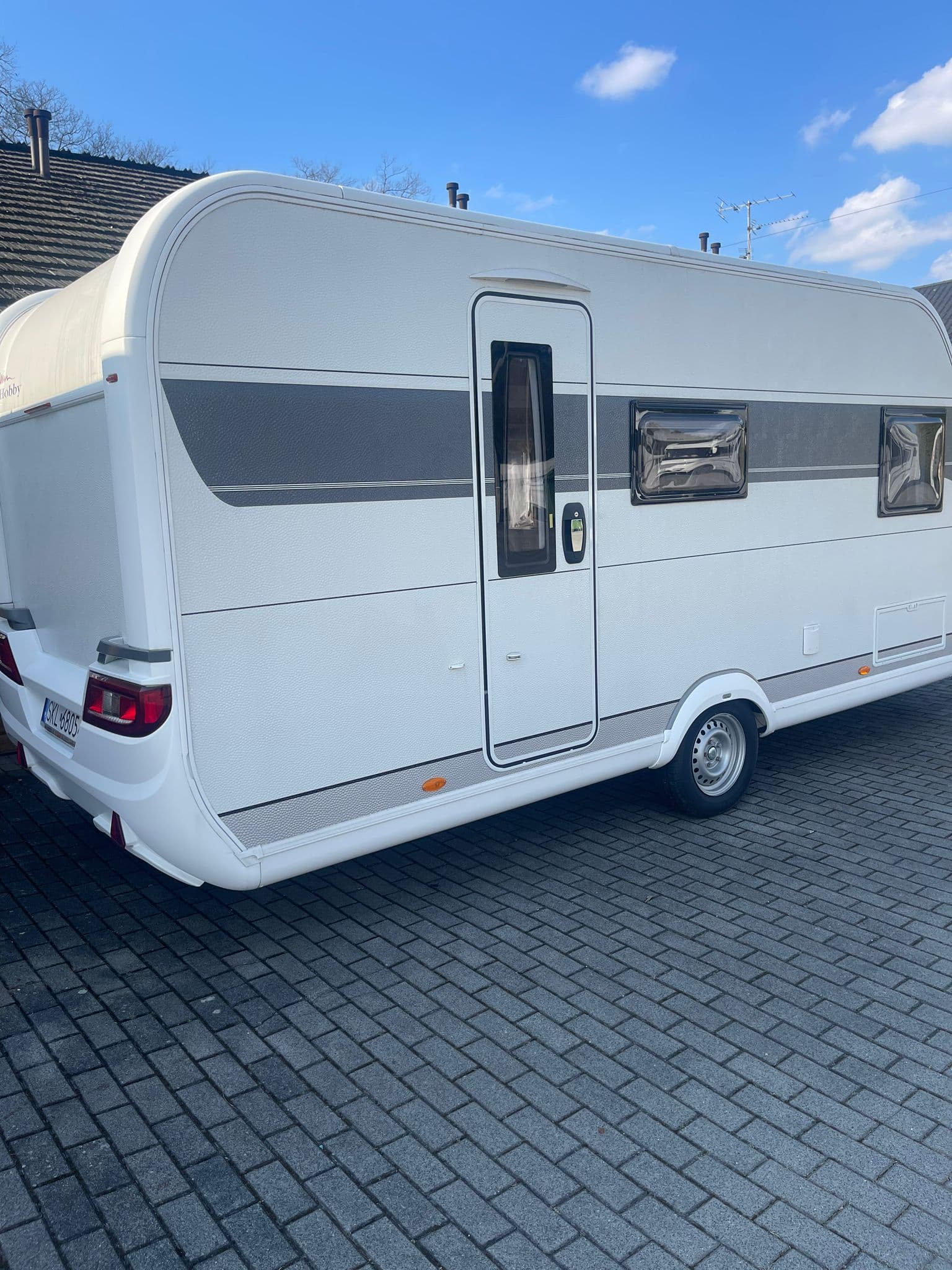 Boczny widok przyczepy kempingowej Hobby 470 KMF