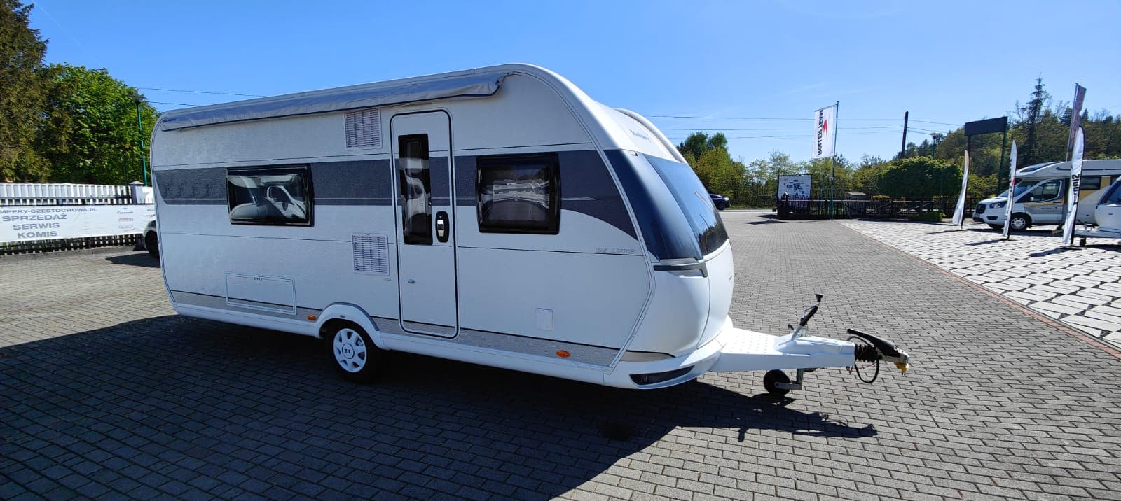 Boczny widok przyczepy kempingowej Hobby Prestige 560 WFU