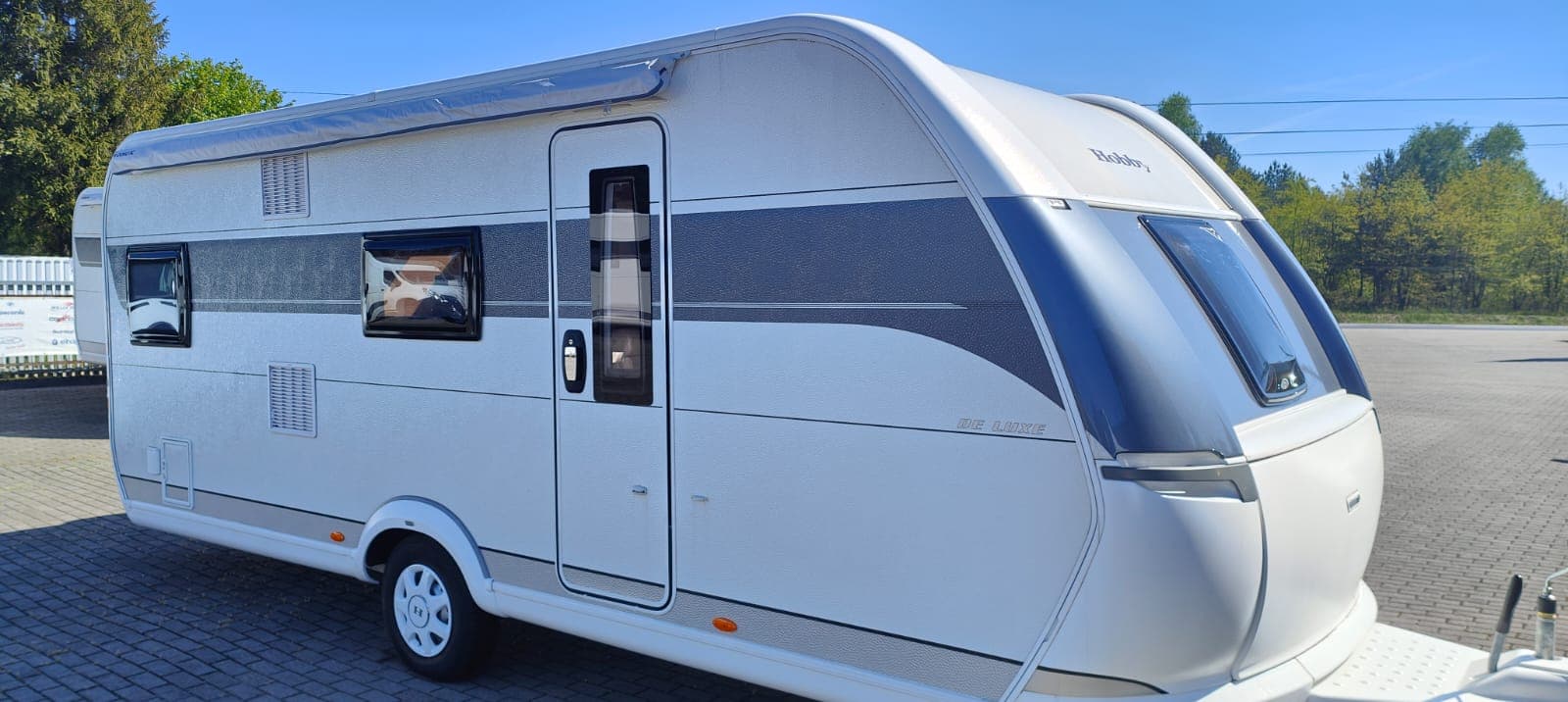 Prawy bok przyczepy kempingowej Hobby 545 KMF